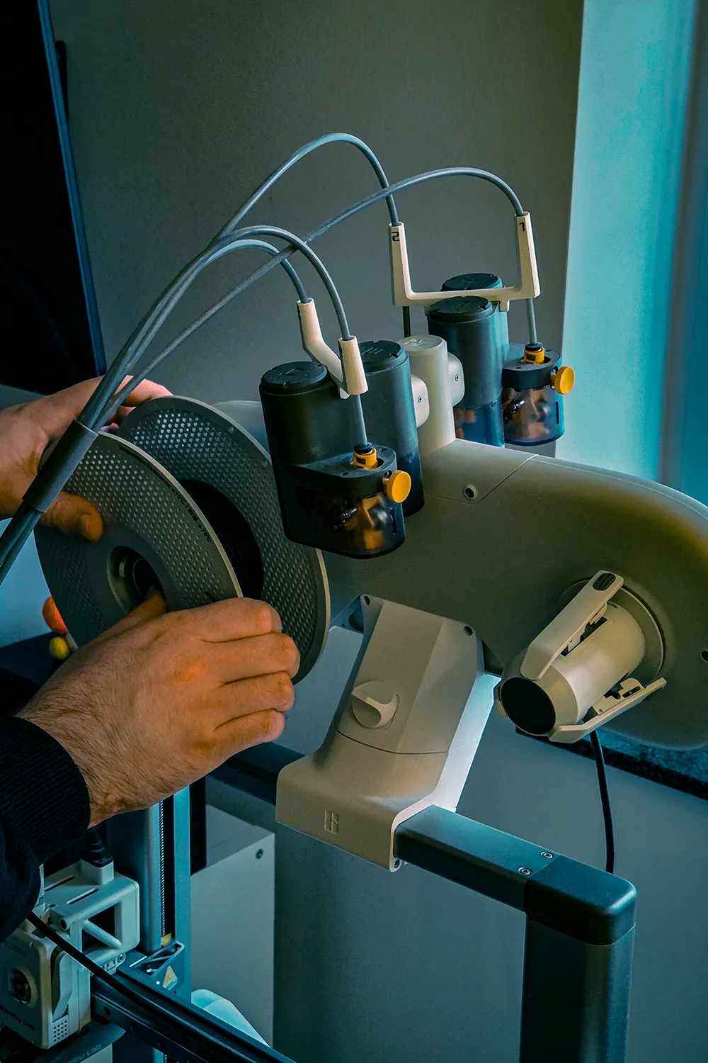 Robin befüllt den 3D-Drucker mit schwarzem Filament