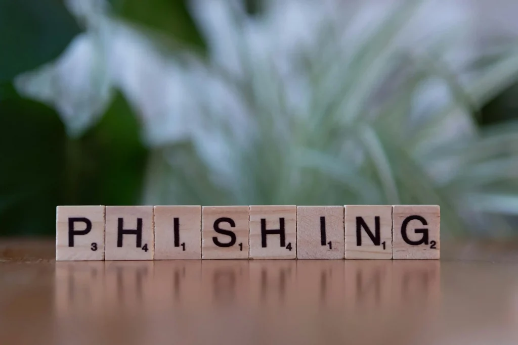 Holzbuchstaben die das Wort Phishing bilden