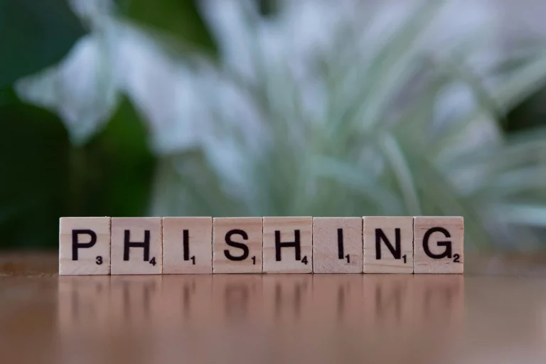 Holzbuchstaben die das Wort Phishing bilden