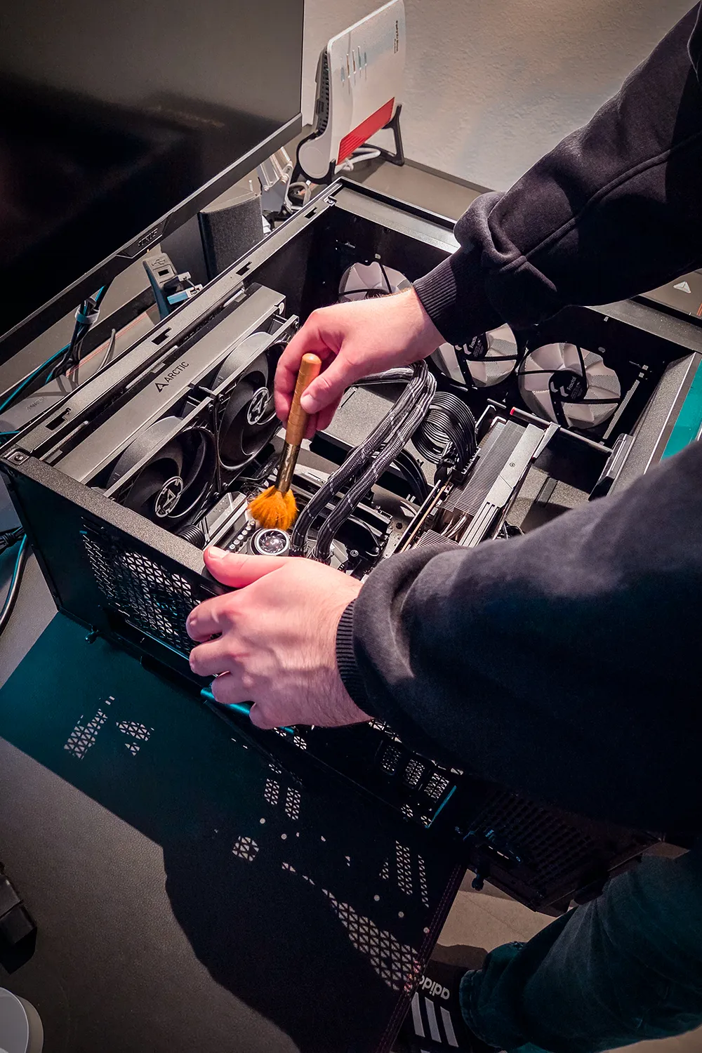 Robin entstaubt gerade einen Gaming-PC