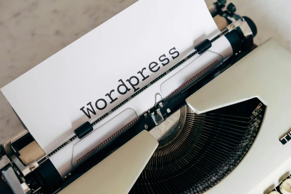 Schreibmaschine mit Papier auf welchem Wordpress steht