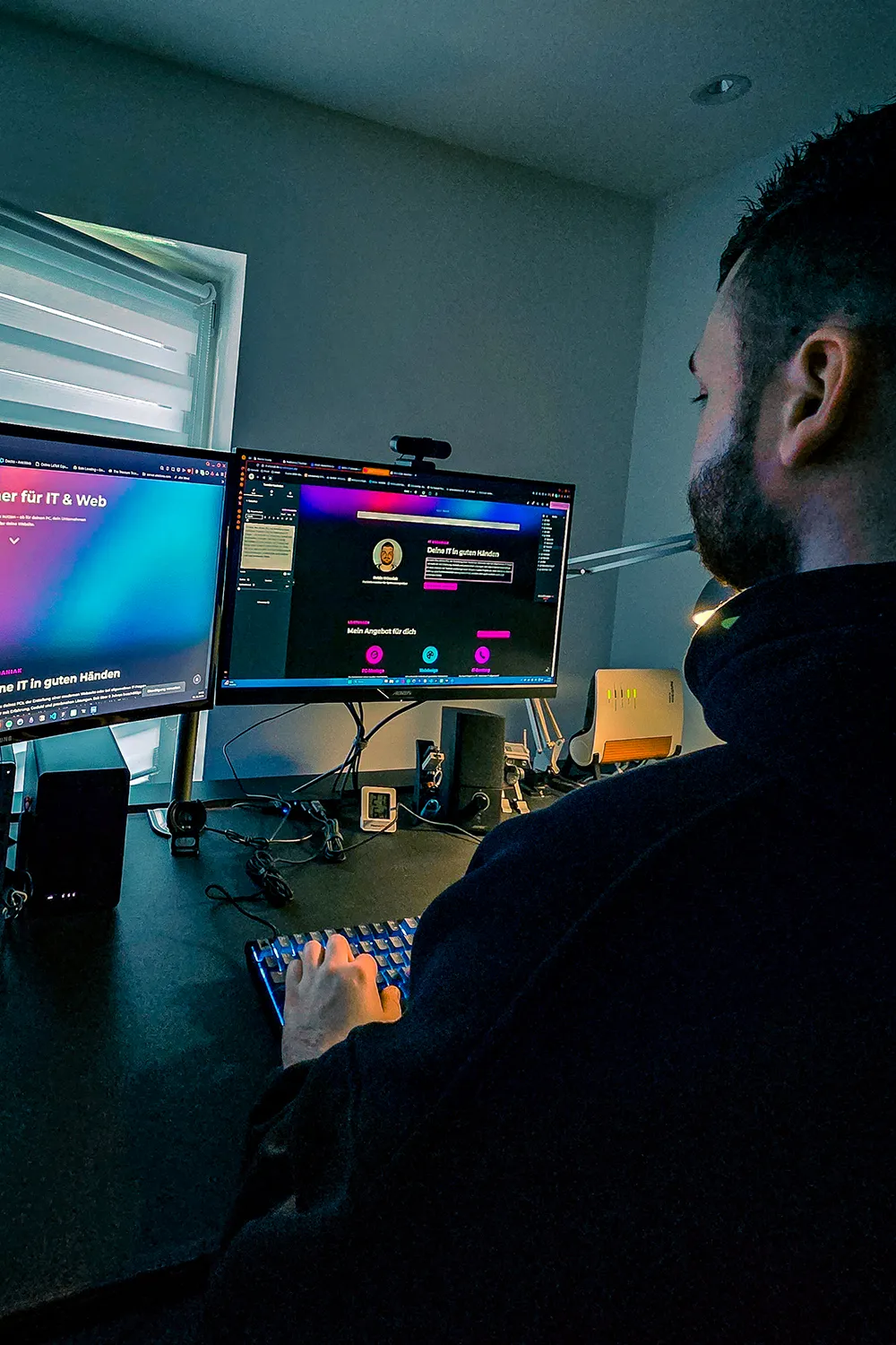 Robin arbeitet gerade an zwei Monitoren an einer WordPress-Seite