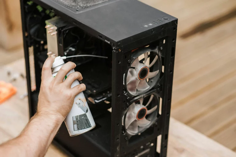Reinigung eines PCs mittels Druckluft